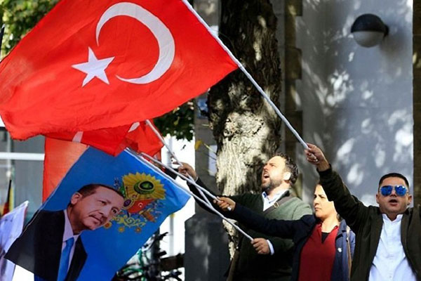 Köln polisinden Türkçe ve Kürtçe mesaj: İtişip kakışmayın