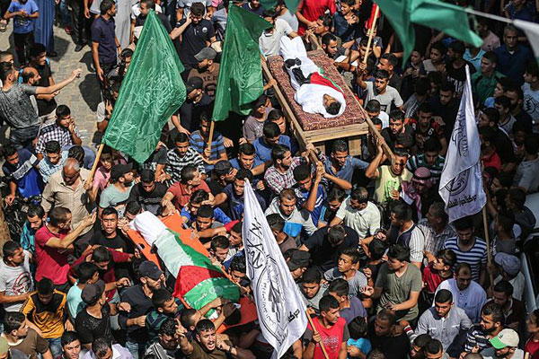 Gazze şehitlerini uğurladı