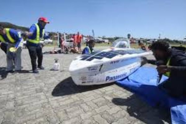 Güneş enerjili araçlar yarışıyor