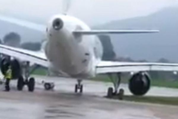 Zonguldak'ta yolcu uçağı pistten çıktı