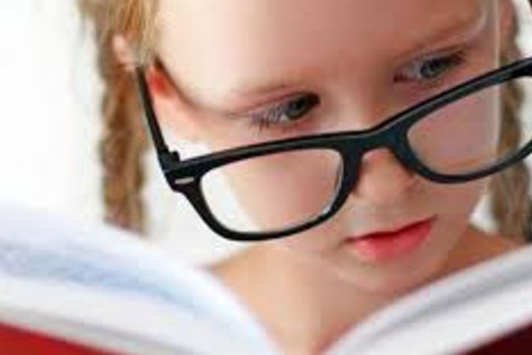 'Çocukların kitap fobisi ve baş ağrısı, 'astigmat' belirtisi olabilir'