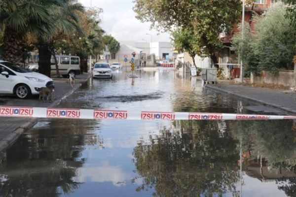 İzmir’de aşırı sağanak sele neden oldu