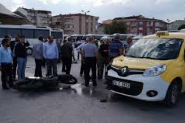 Motosiklet otomobille çarpıştı,1 yaralı