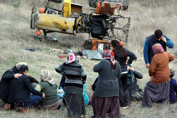 Bolu'da traktör devrildi: 1 ölü, 1 yaralı