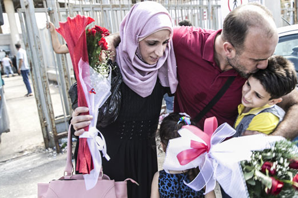 7 gündür elinde  çiçekle bekliyordu…Mutlu son!