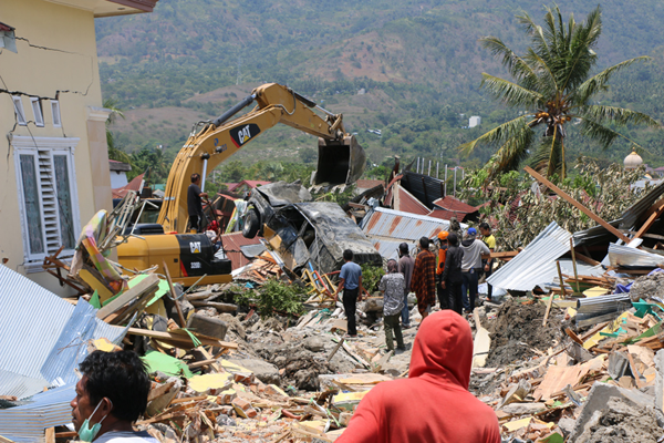 Endonezya'da ağır bilanço : Ölü sayısı 1347'ye yükeldi!