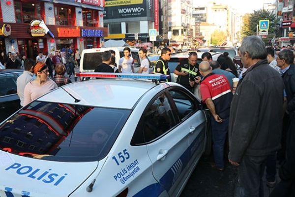 İnsanların üzerine arabayı sürdü