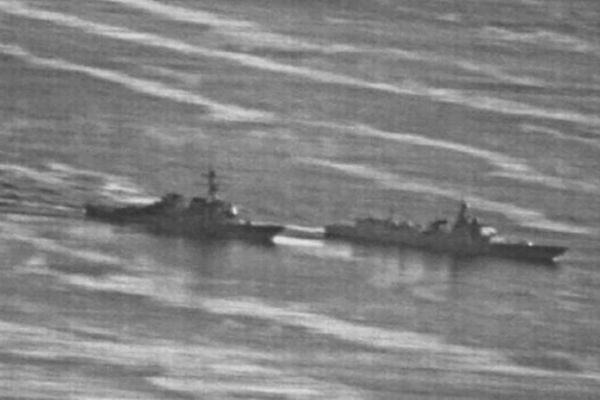 Çin ve ABD savaş gemileri karşı karşıya geldi