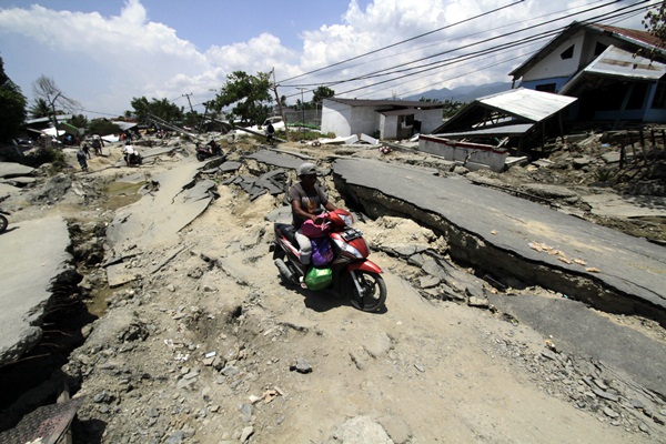 Deprem ve tsunaminin vurduğu Endonezya'dan görüntüler