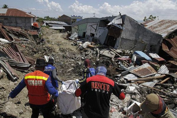 Endonezya’da binlerce kişi enkaz altında!