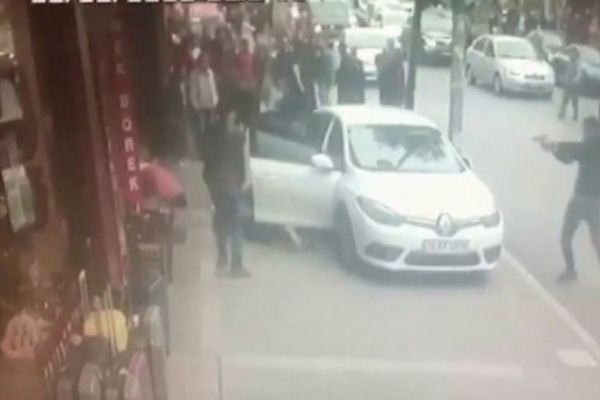 Uyuşturucu satıcısı arabayla insanları ezdi