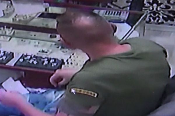 Kuyumcunun gözü önünde 40 bin dolarlık yüzüğü çaldı