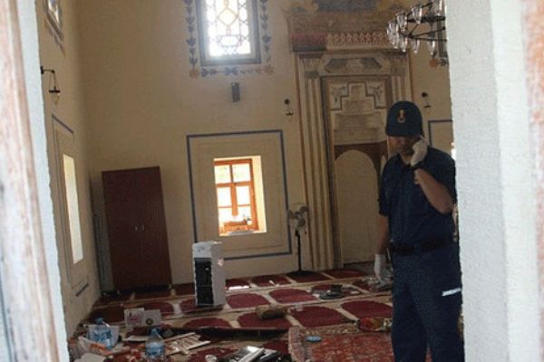 Tarihi camiye çirkin saldırı!