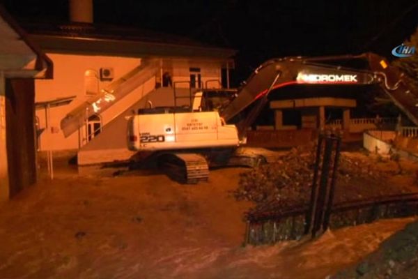 Aşırı yağış Trabzon'da heyelana neden oldu