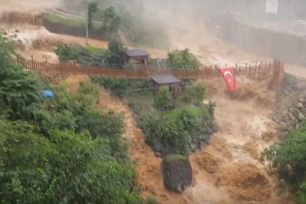 Trabzon Araklı'da sel ve heyelan ilçeye büyük zarar verdi