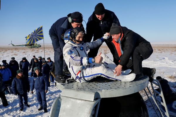 Üç astronot 6 ay sonra dünyaya geri döndü