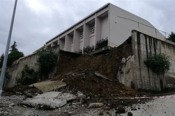 Ordu'da, okulun istinat duvarı çöktü