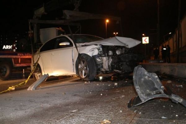 Kaza yaptığı otomobilini olay yerinde bırakıp kaçtı