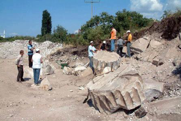 Defineciler dinamit patlatarak altın aradı