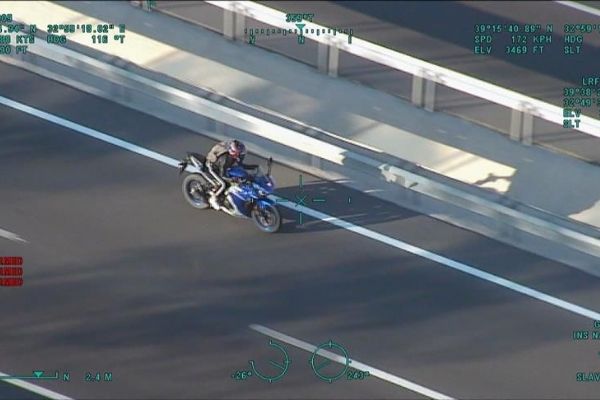 Hız sınırını aşan sürücü polis helikopteriyle yakalandı