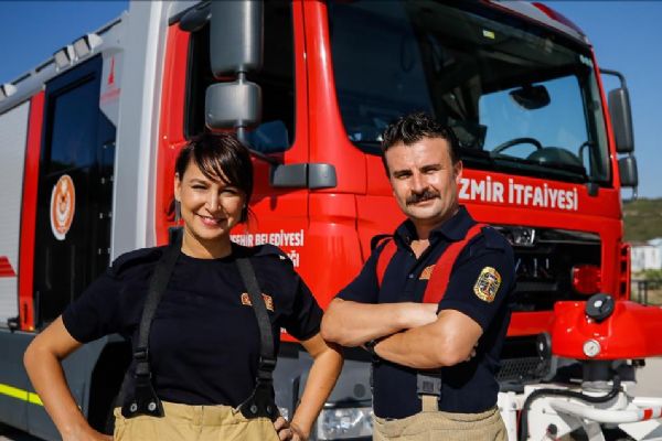 Yangına birlikte müdahale eden itfaiyeci çift