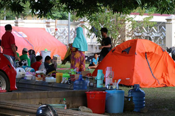 Travma yaşayan depremzedeler evlerine geri dönmek istemiyor