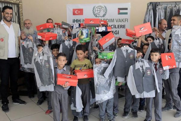 Gazzeli 2 bin öğrenciye yardım