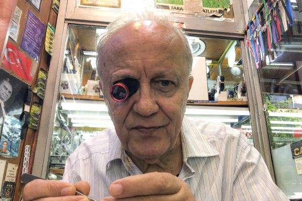 Eminönü'nde üç metrekarelik dükkanda, 57 senedir zamana ustalık yapıyor