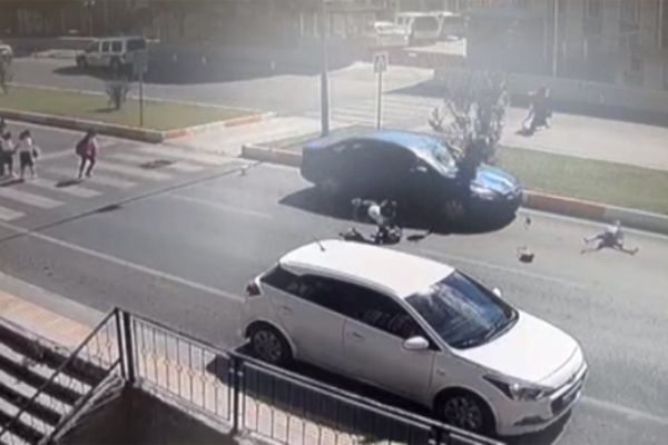 Bilinçsiz sürücü, yaya geçidinde öğrencilere çarptı