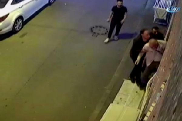 Siyasi parti üyesi komşusuyla kavga etti