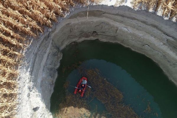 Obruğa düşen tilki saatler sonra kurtarıldı