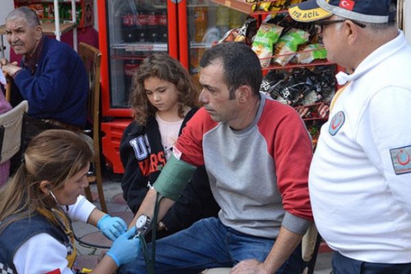 İtfaiye'yi beklemeden alevlerin arasına daldı