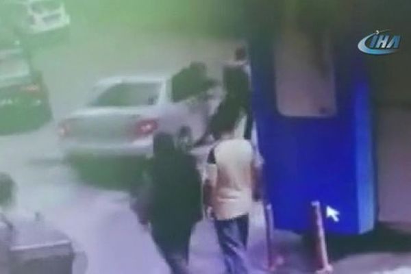 Arabalı kapkaç anı güvenlik kamerasında