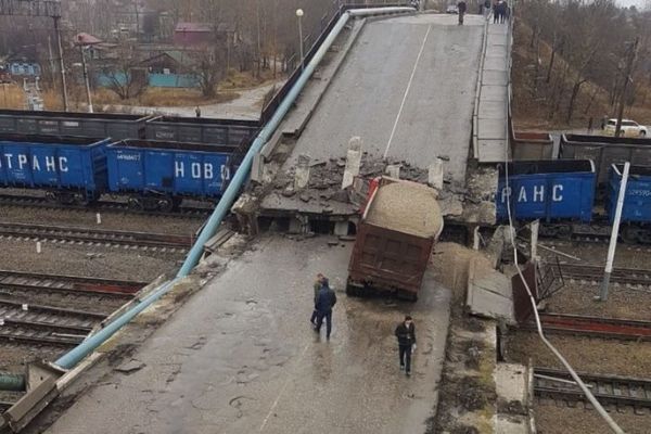 Tren çöken köprünün altına kaldı