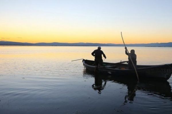 Yaşlı çift, 15 yıldır beraber balık tutarak geçimini sağlıyor