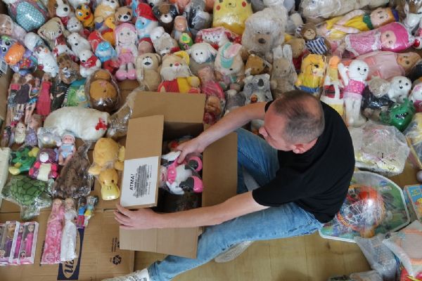 Bozuk oyuncakları onarıp kimsesiz çocukları sevindiriyorlar