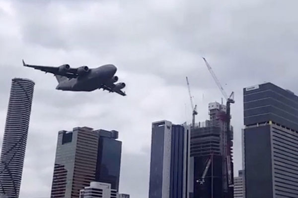 Avustralya'da askeri kargo uçağı gökdelenlerin arasına daldı