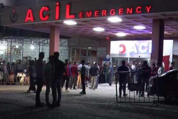 Askeri araç devrildi: 12 yaralı