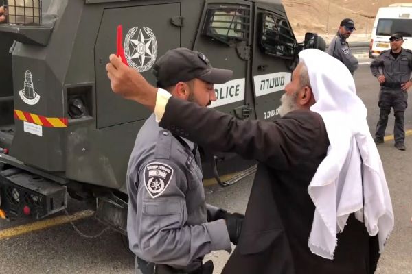 Filistinliler'den İsrail polisine kırmızı kartlı protesto