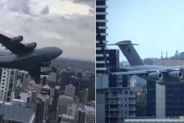 Askeri kargo uçak dev binaların arasına daldı