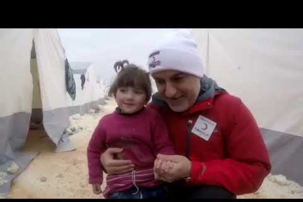 Suriyeli küçük kız ve Kızılay Başkanın duygulandıran videosu