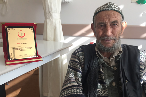 Hastaneye bağışladığı cihazlarla şifa buldu