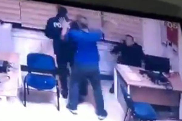 Karakolda dehşet! Polisin arkasından gizlice geldi ve...