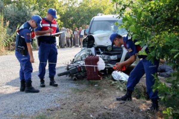 Kamyonet çarpan motosikletteki çift öldü