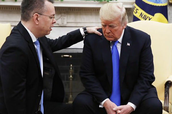 Brunson Beyaz Ev'de... Trump'dan 'eskiye döneceğiz' mesajı