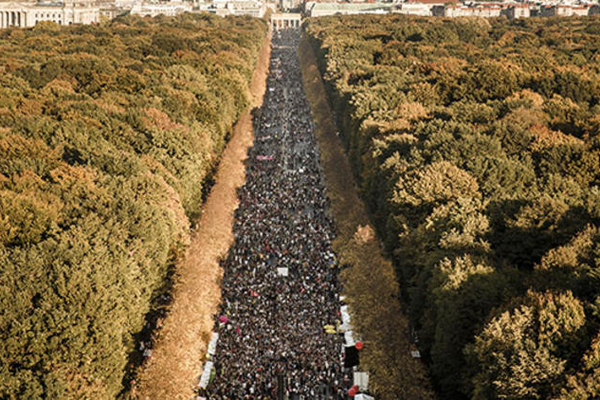 Almanya’da binlerce kişi sokaklara döküldü