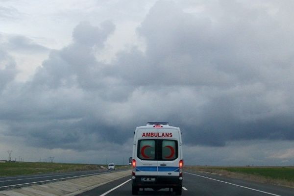 İzmir'de göçmenleri taşıyan kamyon devrildi