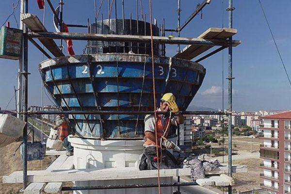 Metrelerce yüksekliğe sahip minareleri ustalıkla yapıyor