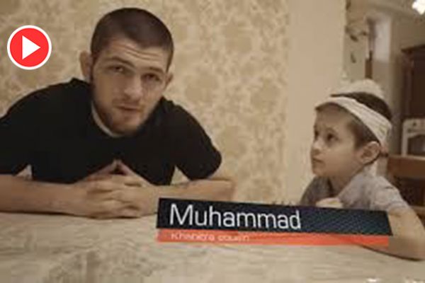 Khabib çocuğa Kuran-ı Kerim dersi veriyor