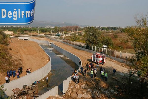 İzmir'de mültecileri taşıyan kamyon devrildi çok sayıda ölü var